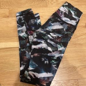 lululemon size 2 rare leggings pattern never worn too tight on me